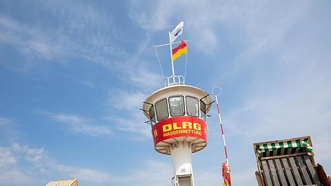 Ein Wachturm der DLRG-Wasserrettung zwischen Strandkörben. Die Rettungsschwimmer müssen coronabedingt auf Abstand zu den Badegästen bleiben.