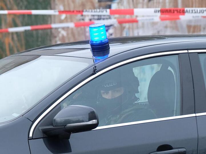 Auf dem Weg zum Einsatzort: In Halle und Landsberg sind massive Polizeikräfte mobilisiert worden.