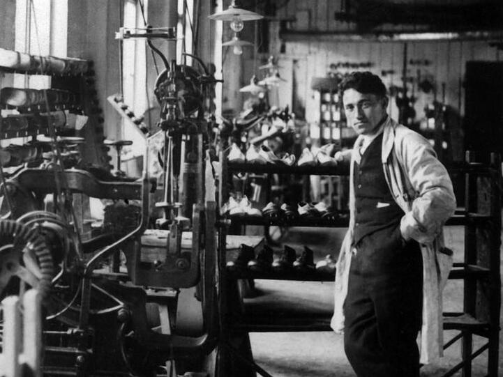 Adolf Dassler im Jahr 1924. In dieser Halle und mit diesen Maschinen produzierte der gelernte Schuster in Herzogenaurach die ersten Sportschuhe.