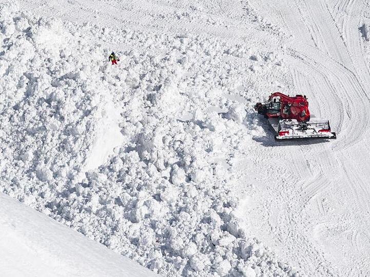 Die Lawine hatte eine freigegebene Skipiste auf einer Länge von mehreren hundert Metern begraben.