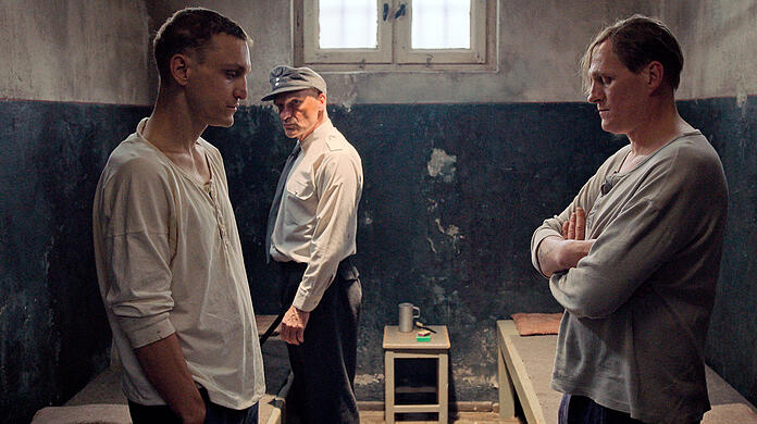 Hans, der Homosexuelle (Franz Rogowski, li.) und Viktor, der Mörder (Georg Friedrich) stehen sich im Gefängnis gegenüber.