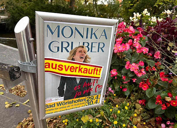Monika Gruber jubelt: Die Tickets für ihre kommende Tour "Es huift ja nix" sind sehr beliebt.