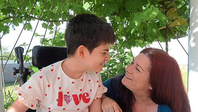 Mutter Simone Martin mit ihrer kleinen Tochter im Garten im Landkreis Straubing-Bogen.