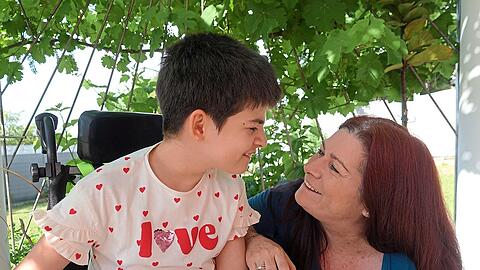 Mutter Simone Martin mit ihrer kleinen Tochter im Garten im Landkreis Straubing-Bogen.