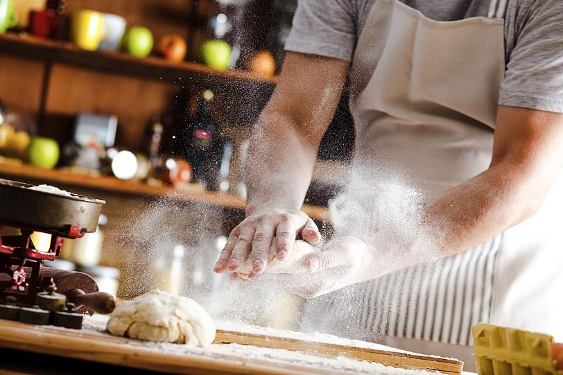 August Oetker startete Ende des 19. Jahrhunderts den Vertrieb eines Backtriebmittels mit dem Hauptbestandteil Natriumhydrogencarbonat (kurz Natron), das bis heute eine wichtige Zutat in fast jedem Kuchen ausmacht: Backpulver. Und auch im Haushalt ist das P&uuml;lverchen ein wahrer Allesk&ouml;nner ...