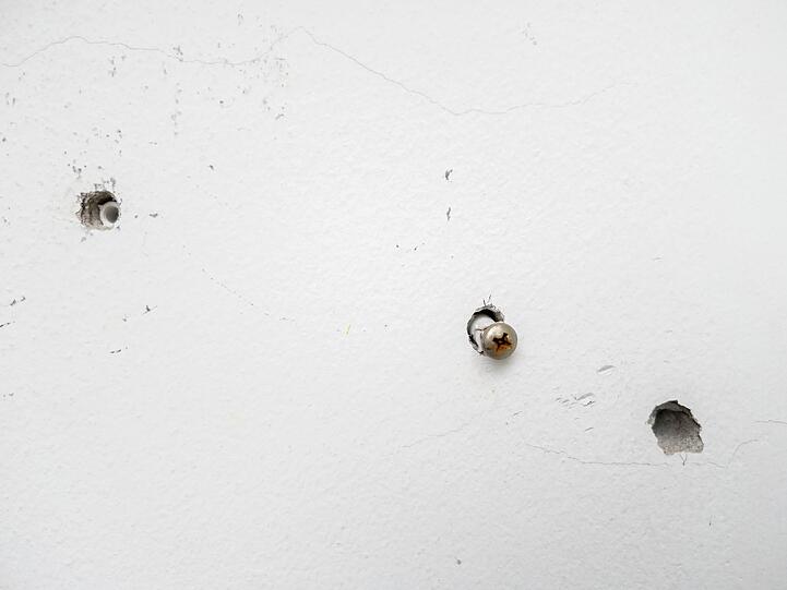Ist das Bohrloch zu tief oder zu gro&szlig; geraten, so l&auml;sst sich dieser Fehler nachtr&auml;glich kaum mehr beheben. Nutzen Sie deshalb Klebeband am Bohrer als Tiefenmarkierung und starten Sie lieber einen Durchmesser zu klein als zu gro&szlig;. So vermeiden Sie unsch&ouml;ne L&ouml;cher in der Wand, die hinterher nicht verwendet werden k&ouml;nnen und wieder zugef&uuml;llt und &uuml;berstrichen werden m&uuml;ssen.