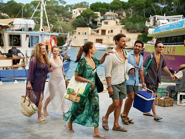 Schauspieler Elyas M'Barek (2. v. r.) ist ab dem 22. Oktober an der Seite von (v. l.)Diana Amft (Maus), Karoline Herfurth (Carlotta), Jessica Schwarz (Eva), Florian David Fitz (Pepe) und Frederick Lau (Simon, r.) in "Der perfekte Urlaub" im Kino zu sehen. Schauspieler Elyas M'Barek (2. v. r.) ist ab dem 22. Oktober an der Seite von (v. l.)Diana Amft (Maus), Karoline Herfurth (Carlotta), Jessica Schwarz (Eva), Florian David Fitz (Pepe) und Frederick Lau (Simon, r.) in "Der perfekte Urlaub" im Kino zu sehen.