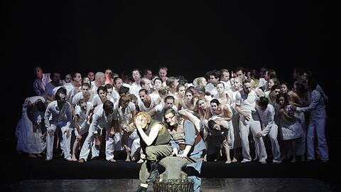 Die Körperknäuel sind zurück: Lance Ryan (Siegfried, li.), Wolfgang Ablinger-Sperrhacke (Mime) und die Statisterie der Staatsoper im neuen "Siegfried" des Nationaltheaters.