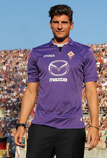 Mario-Mania in Florenz! Am Montag wurde Mario Gomez als neuer Angreifer des AC Florenz vorgestellt. Viele Tausend Fans der Violetten feierten die Ankunft des Stürmers im Stadion. Sehen Sie hier die Bilder!