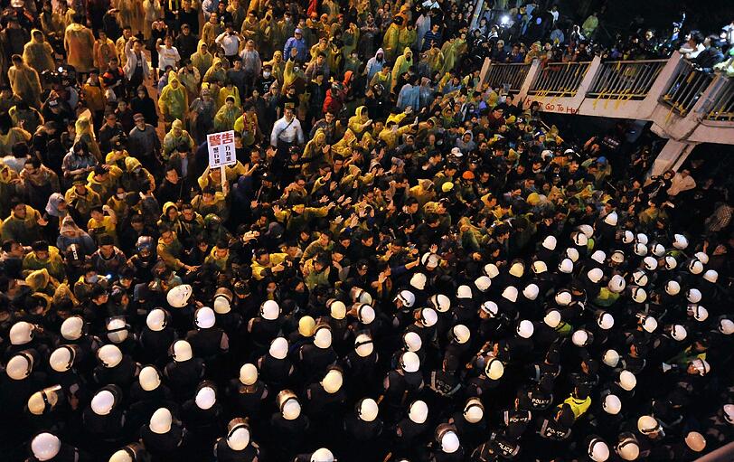 Taiwanische Polizeikräfte Auge in Auge mit Demonstranten währen einer Anti-Atomkraft-Demonstration in Taipei, Taiwan.