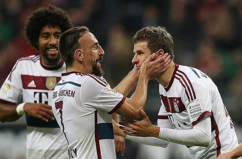Ein bisschen Liebkosung für den Triple-Torschützen: Franck Ribéry herzt seinen Teamkollegen Thomas Müller (r.).
