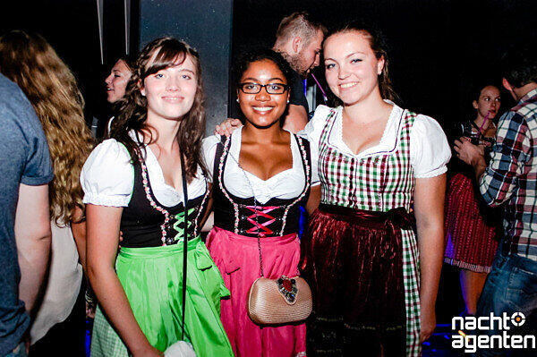 Wer seinen Wiesn-Schatz nicht auf der Theresienwiese gefunden hat, hatte im Gecko Club beim "WiesnSpatzl" nochmal die Chance. Mehr Bilder unter: http://www.nachtagenten.de/gallery/wiesn-spatzl.939503.html
