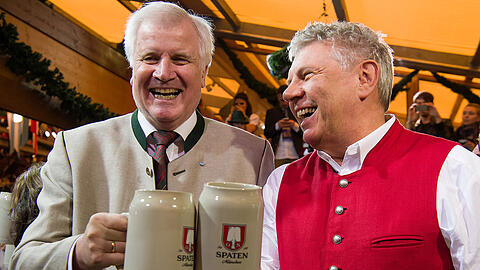 Ein Herz und eine Seele: Horst Seehofer (l.) und Dieter Reiter beim Anstich.