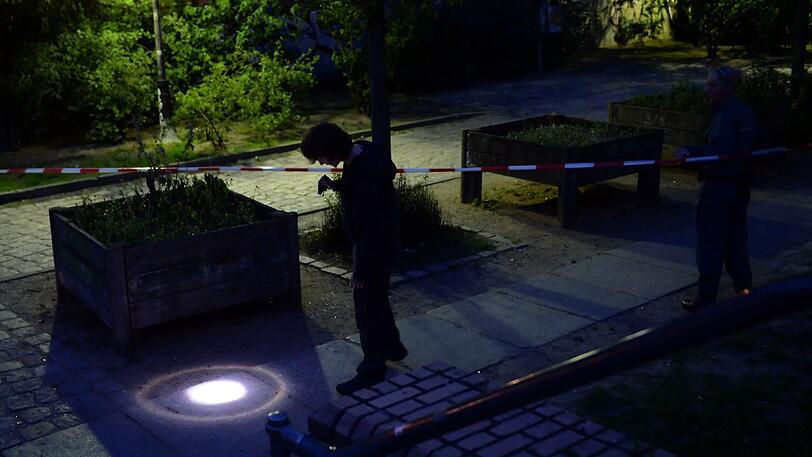 Die beiden Täter konnten in der Dunkelheit fliehen - jetzt fahndet die Polizei (Symbolfoto).