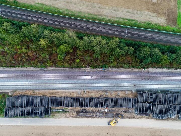 Arbeiter zerlegen mit einem Bagger alte Bahnschienen während der Sanierung der ICE-Trasse Hannover-Göttingen bei Sorsum im Landkreis Hildesheim. Für die Sanierung der ICE-Strecke von Hannover bis Göttingen hat die Deutsche Bahn 175 Millionen Euro veranschlagt.