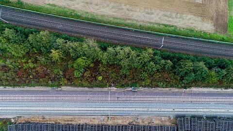 Arbeiter zerlegen mit einem Bagger alte Bahnschienen während der Sanierung der ICE-Trasse Hannover-Göttingen bei Sorsum im Landkreis Hildesheim. Für die Sanierung der ICE-Strecke von Hannover bis Göttingen hat die Deutsche Bahn 175 Millionen Euro veranschlagt.