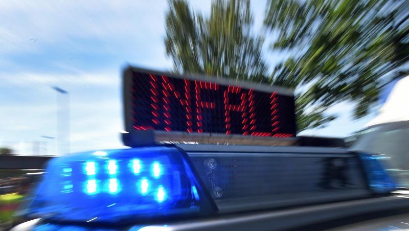 Blaulicht und Laufschrift "Unfall" am Einsatzfahrzeug der Polizei. Foto: Holger Hollemann/Archiv