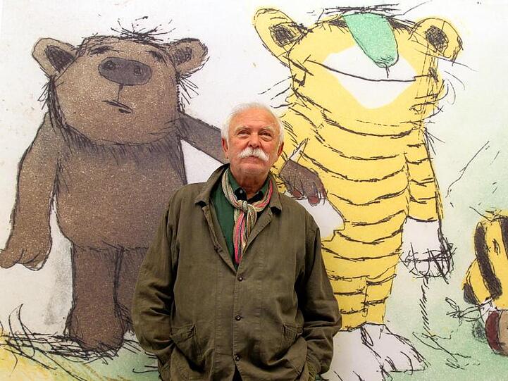 Der Illustrator und Geschichtenerzähler Janosch steht vor seinem Bild "Der Tiger mit grüner Nase".