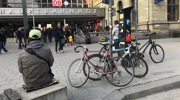 Aktuell ein gewohntes Bild am Hauptbahnhof: Überall stehen Fahrräder herum.