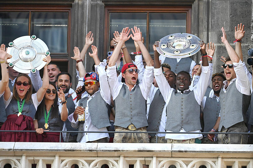 Sydney Lohmann, Serge Gnabry, Thomas Müller, Sadio Mané, Kingsley Coman und LEon Goretzka feiern ihre Meistertitel auf dem Rathausbalkon.