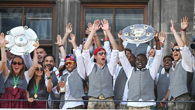 Sydney Lohmann, Serge Gnabry, Thomas Müller, Sadio Mané, Kingsley Coman und LEon Goretzka feiern ihre Meistertitel auf dem Rathausbalkon.