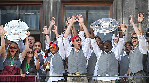 Sydney Lohmann, Serge Gnabry, Thomas Müller, Sadio Mané, Kingsley Coman und LEon Goretzka feiern ihre Meistertitel auf dem Rathausbalkon.