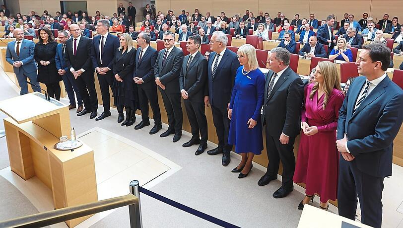 Die neue Mannschaft von Ministerpräsident Markus Söder (CSU; kleines Bild links): Darunter sind nur vier Frauen. Die neue Mannschaft von Ministerpräsident Markus Söder (CSU; kleines Bild links): Darunter sind nur vier Frauen.