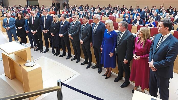 Die neue Mannschaft von Ministerpräsident Markus Söder (CSU; kleines Bild links): Darunter sind nur vier Frauen.