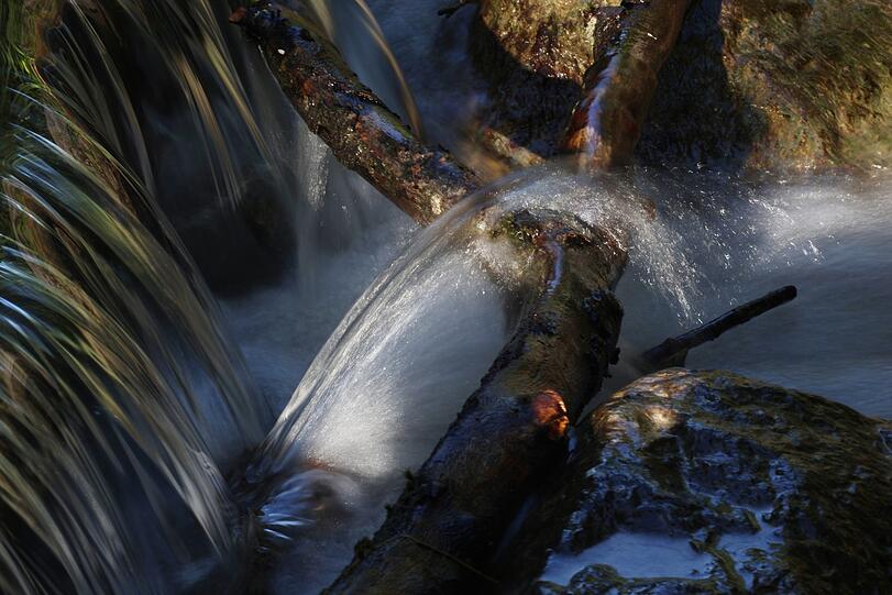 Sehr effektvoll: Wasser- und Lichtspiele am Bach.