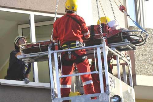 Hier holt die Feuerwehr den Mann durchs Fenster