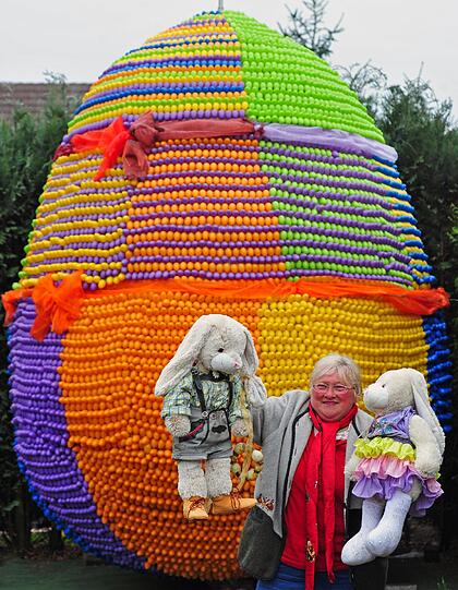 achend steht Bärbel Wohlleben aus Crölpa-Löbschütz (Sachsen-Anhalt) am Gründonnerstag (05.04.2012) in ihrem Garten vor einem Riesenosterei. Insgesamt 16000 farbige Kunststoffostereier schmücken das über vier Meter Hohe Ei. Ostern beginnt für die sympathische Frau und ihre Familie bereits Anfang März. Bis über 23.000 Ostereier unterschiedlicher Größe und Farbe, dazu zahlreiche Puppen und Osterhasen auf dem Grundstück an Ort und Stelle stehen, braucht es neben Kreativität vor allem Zeit. Besucher haben noch bis zum 15. April Gelegenheit in die kunterbunte Osterwelt der Familie Wohlleben einzutauchen.