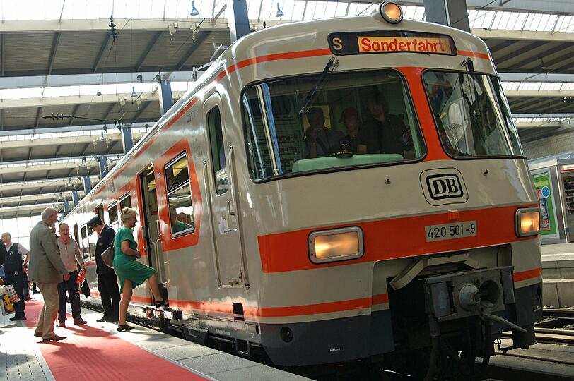 Trommeln auf dem Bahnsteig, 1000 Münchner Feiernde und die alte S-Bahn von 1972: Anlass für das Fest am Samstag war das S-Bahn-Jubiläum.