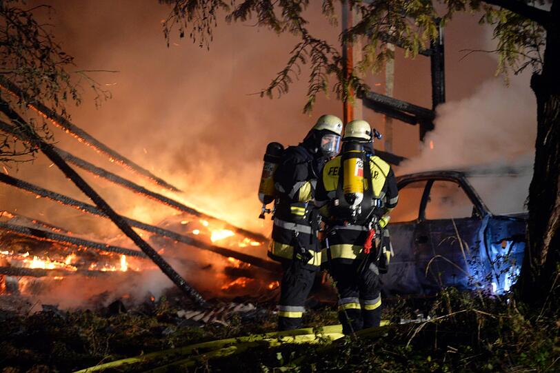 Brand auf einem Bauernhof in Aying: Wertvolle Oldtimer sind durch die Flammen in einer Lagerhalle völlig zerstört worden. Die Bilder.