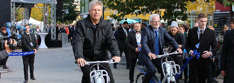 OB Dieter Reiter und MVG-Chef Herbert König sind gestern die ersten neuen &bdquo;Fahrgäste&ldquo;.