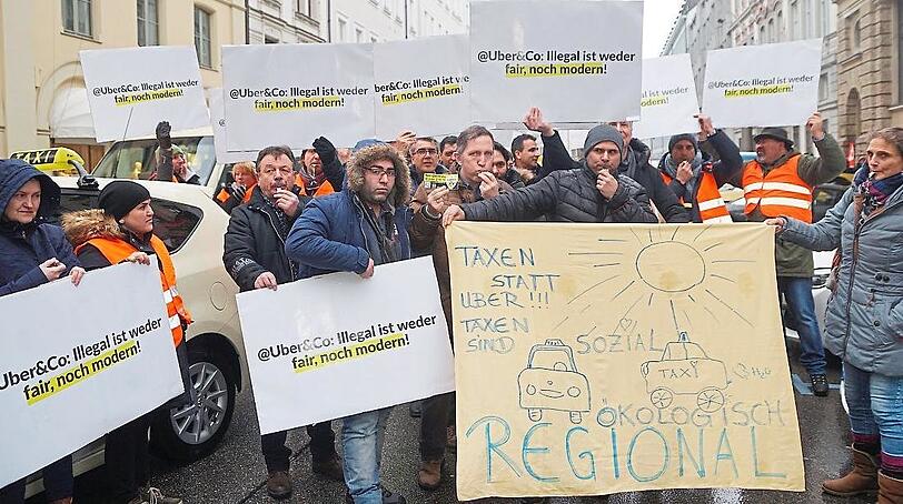 Die Taxler demonstrieren gegen das Internetunternehmen Uber.