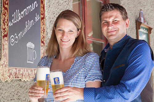Die neuen Wirte im Dreimühlenviertel: Adina und Christian Kagermaier vor ihrem Wirtshaus in der Reifenstuelstraße.