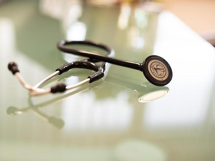 Nach Jahren mit hohen Überschüssen drohen den gesetzlichen Krankenkassen einer Prognose zufolge in einigen Jahren wieder Defizite.