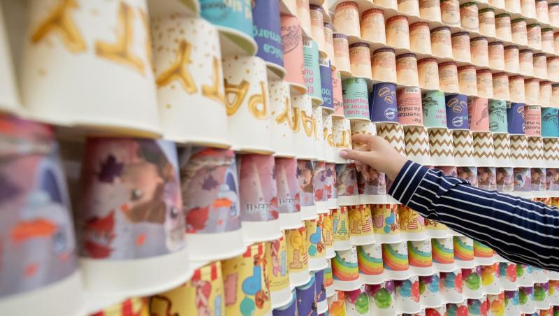 Zahlreiche Kaffeebecher, bestehend aus 93 Prozent Papier, sind am Stand des rumänischen Verpackungs-Herstellers Siba auf der FachPack 2019, die Fachmesse für Verpackungen, Prozesse und Technik, ausgestellt. Zahlreiche Kaffeebecher, bestehend aus 93 Prozent Papier, sind am Stand des rumänischen Verpackungs-Herstellers Siba auf der FachPack 2019, die Fachmesse für Verpackungen, Prozesse und Technik, ausgestellt.