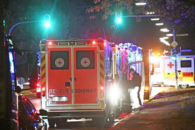 Der Kellerbrand in der Karwendelstraße hielt die Feuerwehr stundenlang in Atem. Bilder vom Einsatz am Samstagabend.