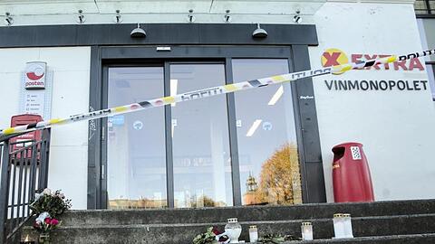 Vor einem Geschäft in der norwegischen Kleinstadt Kongsberg stehen Blumen und Kerzen.