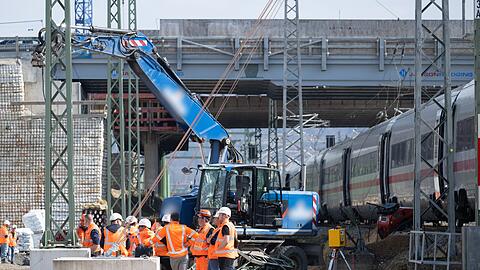 Nach dem Zusammensto&szlig; eines ICE mit einem Baggerarm muss die H&ouml;he des Sachschadens noch ermittelt werden.