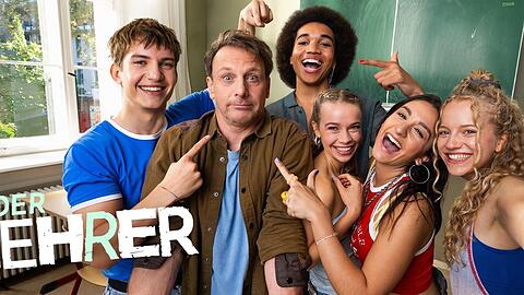 "Der Lehrer" und seine Sch&uuml;ler, von links: Max Mazur (Luke Matt R&ouml;ntgen), Stefan Vollmer (Hendrik Duryn), Noah (Leon Ndiaye), Fee (Katharina Hirschberg), Eileen (Acelya Sezer) und Tilda (Kya-Celina Barucki).