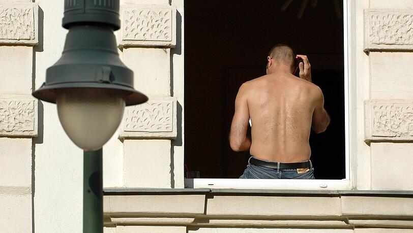 Der festgenommene Münchner stand im Gegensatz zu diesem Berliner nicht mit freiem Oberkörper, sondern mit freiem Unterkörper am offenen Fenster. Der festgenommene Münchner stand im Gegensatz zu diesem Berliner nicht mit freiem Oberkörper, sondern mit freiem Unterkörper am offenen Fenster.