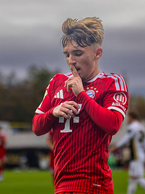 Brachte die Fans der SV Elversberg mit diesem Jubel gegen sich auf: Lennart Karl vom FC Bayern.