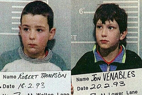 ieses Bild erschütterte 1993 ganz England: Zwei kleine Buben mit großen Augen werden für die Polizeiakte fotografiert &ndash; weil sie kaltblütig einen Zweijährigen gefoltert und getötet hatten.