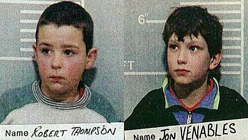 ieses Bild erschütterte 1993 ganz England: Zwei kleine Buben mit großen Augen werden für die Polizeiakte fotografiert – weil sie kaltblütig einen Zweijährigen gefoltert und getötet hatten. ieses Bild erschütterte 1993 ganz England: Zwei kleine Buben mit großen Augen werden für die Polizeiakte fotografiert – weil sie kaltblütig einen Zweijährigen gefoltert und getötet hatten.