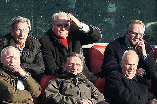 Fassungslose Blicke der Bayern-Bosse auf der Tribüne in Hannover.