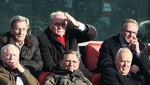Fassungslose Blicke der Bayern-Bosse auf der Tribüne in Hannover. Fassungslose Blicke der Bayern-Bosse auf der Tribüne in Hannover.