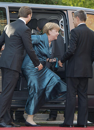 ...und Kanzlerin Angela Merkel farblich schlicht.