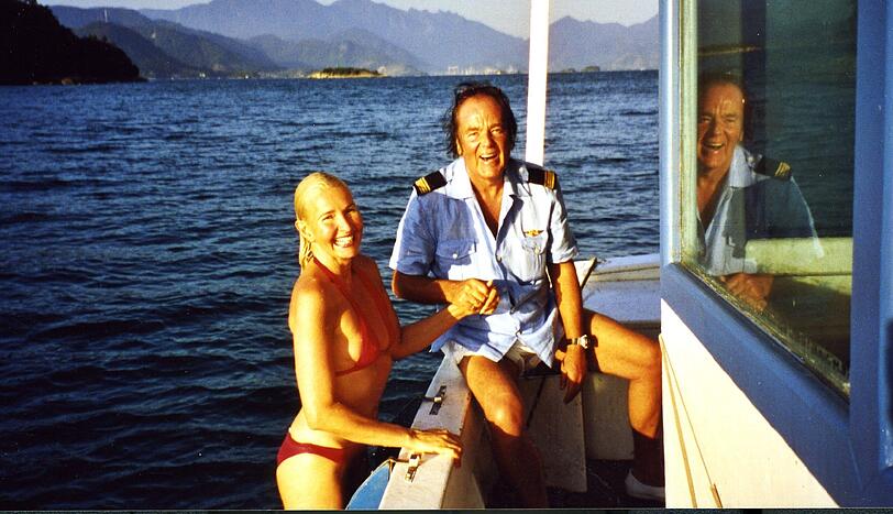 Unterwegs zum jüngsten Eigentum: Der Consul und Christina nehmen Kurs auf ihre eigene Insel, &bdquo;Consul Island&ldquo;.